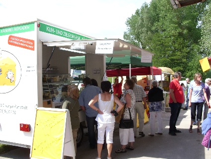 Leute auf dem Bauernmarkt