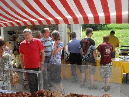 Leute auf dem Bauernmarkt