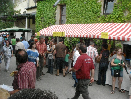 Leute auf dem Bauernmarkt