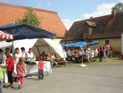 Küchle vom Markt und bestuhlter Bereich