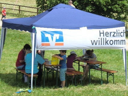 Kinder malen Bilder für den Malwettbewerb