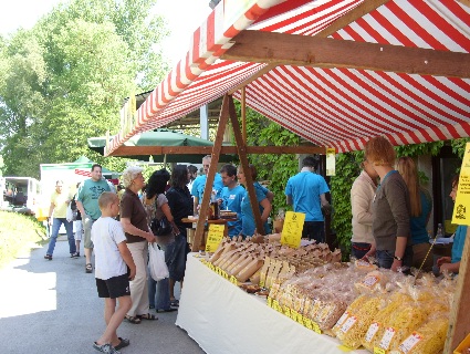 Probieraktion am Stand der Hausertsmüehle