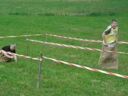 Kinder beim Sackhüpfen